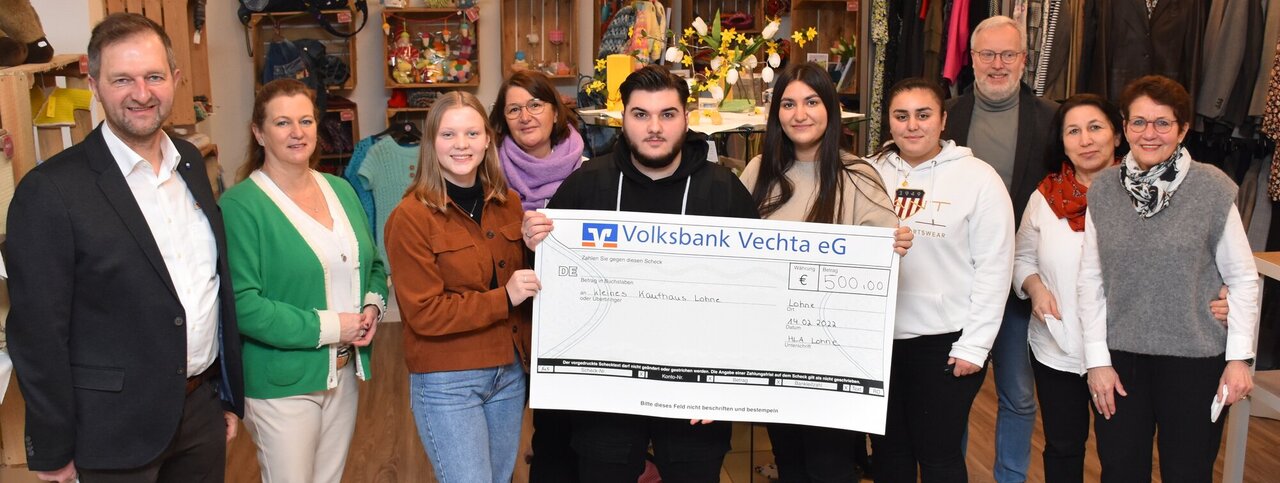 Schülervertretung der Handelslehranstalten überreicht Scheck Image 1